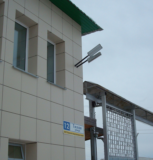 Кировский завод «Приводных цепей» разместил светодиодные светильники L-Street 48 на территории проходной | Картинка 0